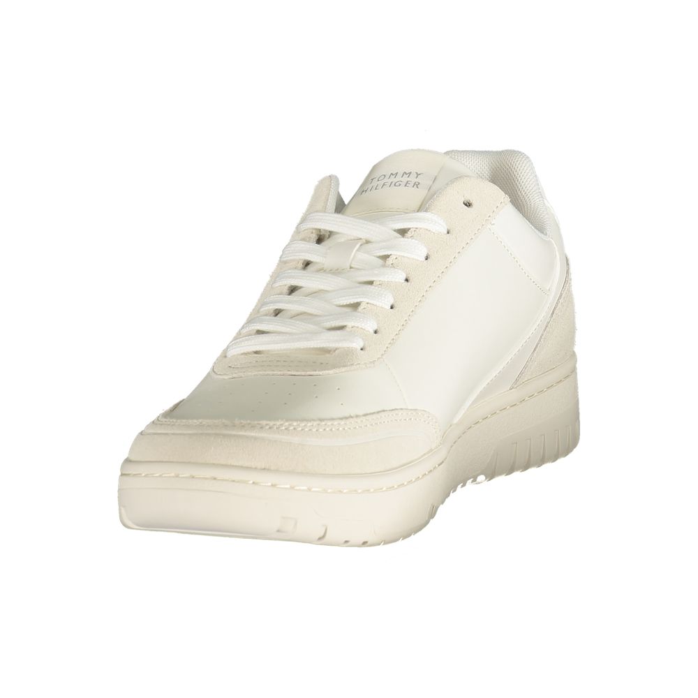 Sneakers blanches en polyuréthane pour hommes de la marque Tommy Hilfiger, vue de face avec détails du design.