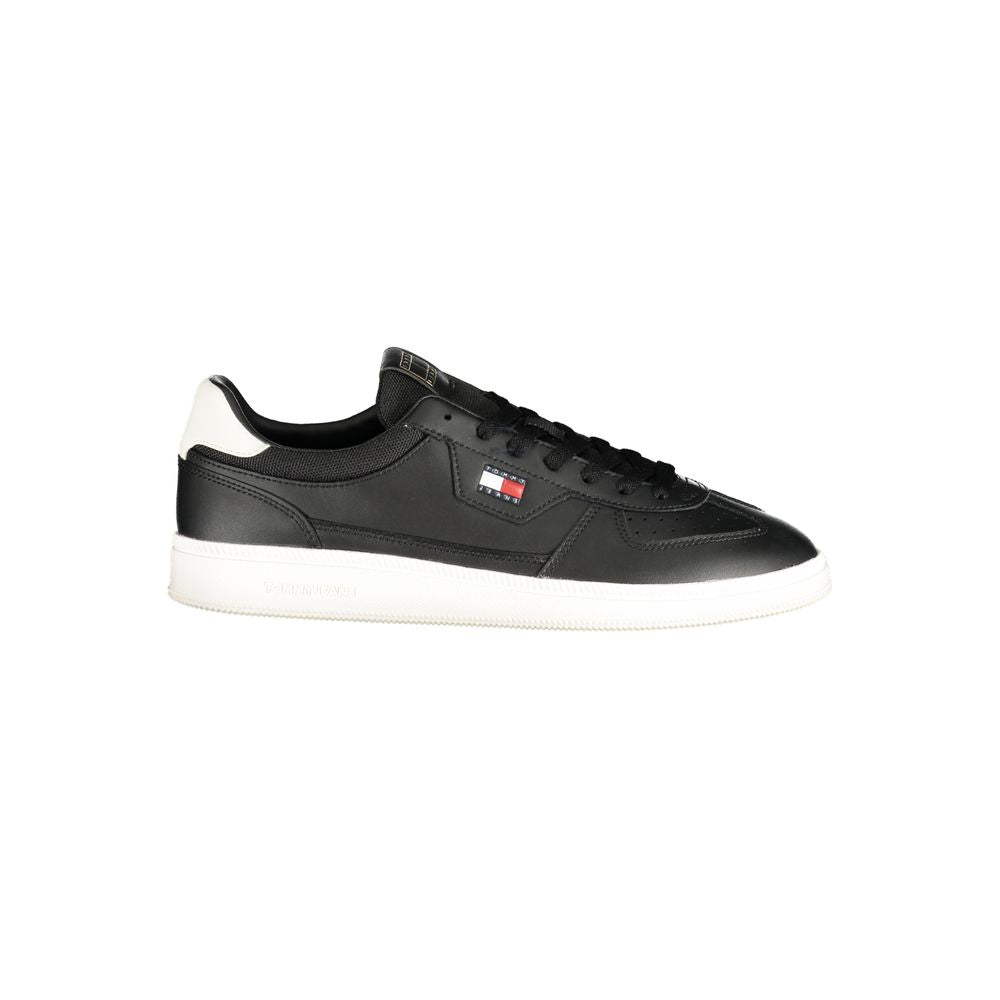 Sneakers noires pour hommes Tommy Hilfiger en polyuréthane, design moderne avec semelle blanche et détails élégants.