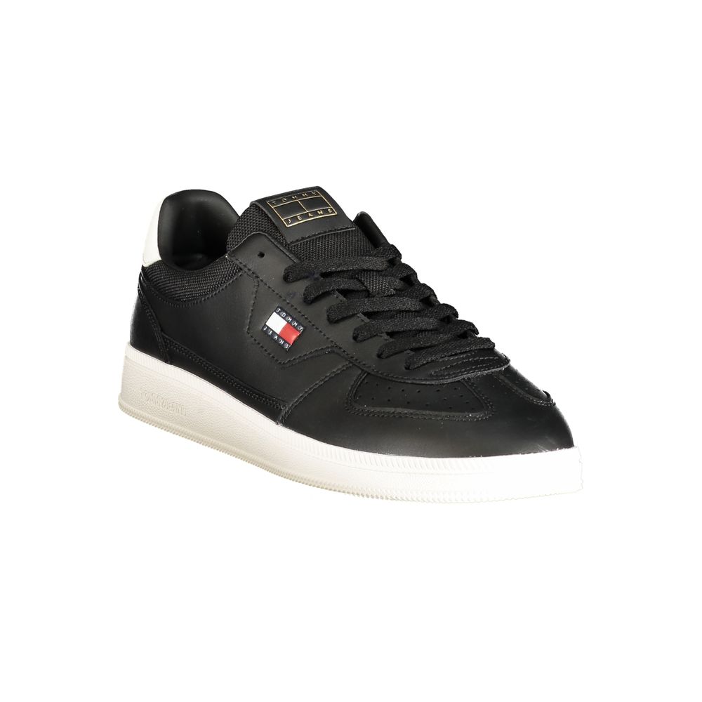 Sneaker homme en polyuréthane noir de Tommy Hilfiger, chaussure décontractée avec design moderne et logo distinctif.