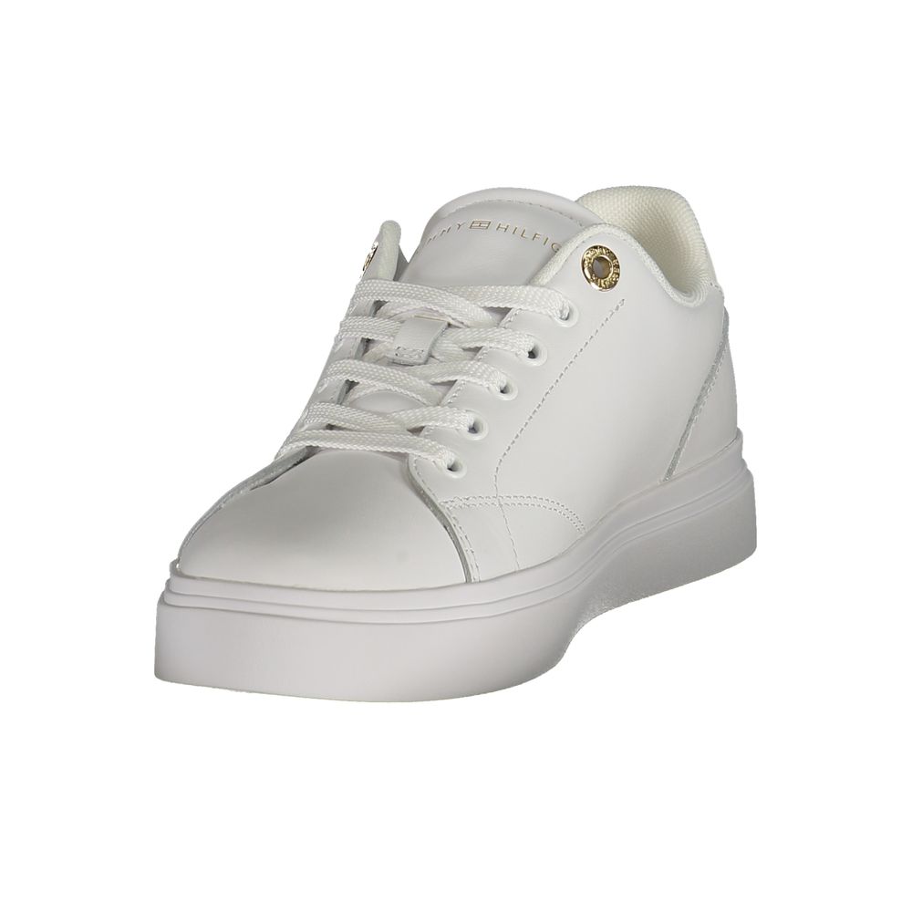 Sneakers blanches en polyuréthane Tommy Hilfiger pour femme, style décontracté et moderne, visible en gros plan.