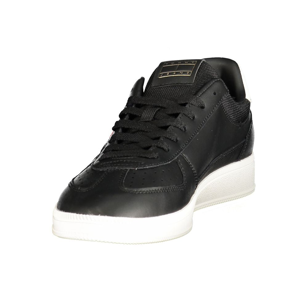 Sneakers pour hommes Tommy Hilfiger en polyuréthane noir, style décontracté avec semelle blanche, vue de côté.