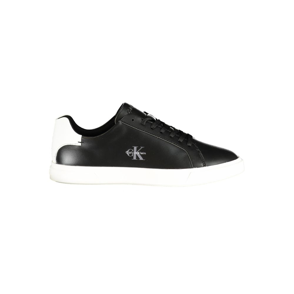 Sneakers femmes en polyuréthane noir de Calvin Klein, design moderne et confortable, vue de face.