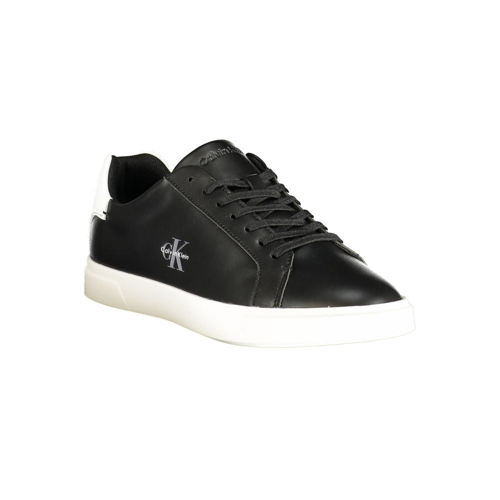 Sneaker pour femmes Calvin Klein en polyuréthane noir, style moderne et confortable, vue de côté.