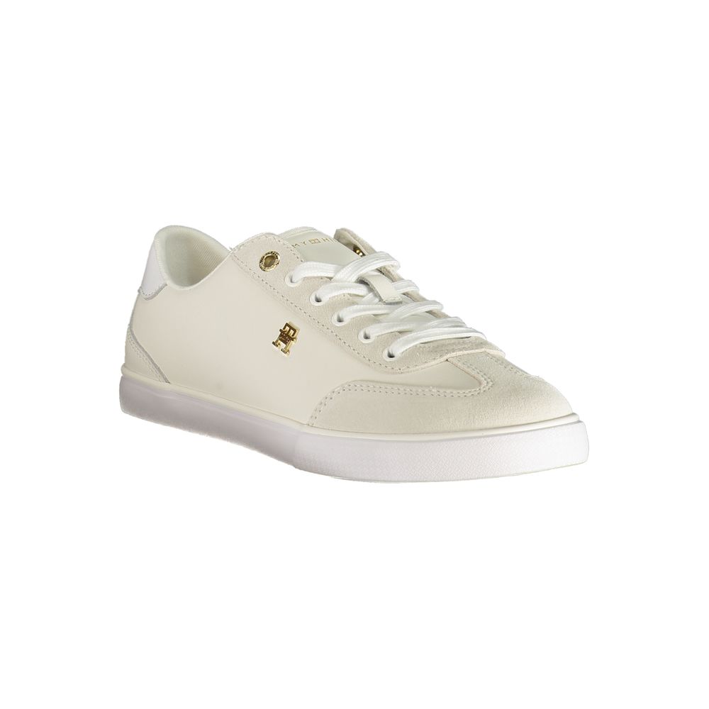 Chaussures sneakers blanches en polyurethane pour femmes de la marque Tommy Hilfiger, vue de face avec détails du design.