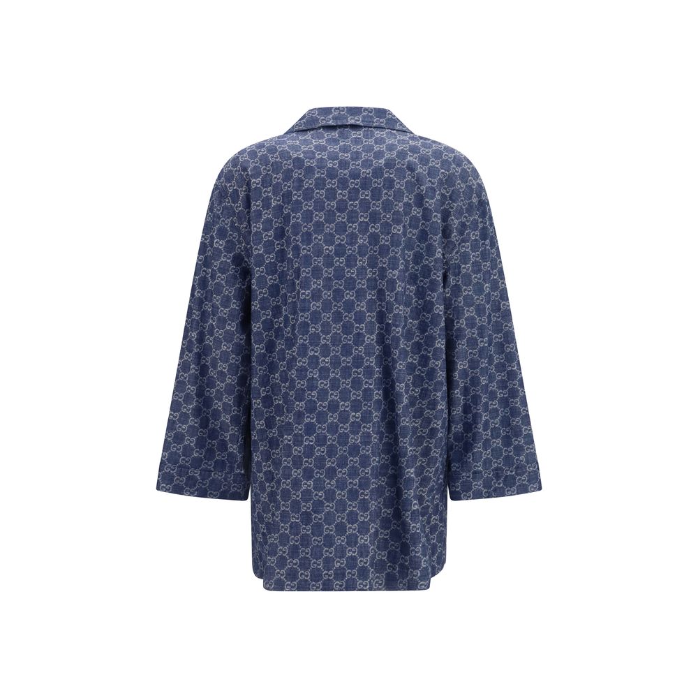 Veste longue en coton bleu Gucci, style décontracté, avec détails de couture visibles, portée sur un mannequin.