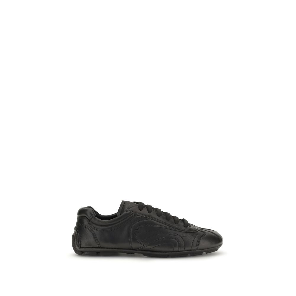 Chaussures basses Prada en cuir d'agneau noir, sneakers low top élégants avec détails sophistiqués.
