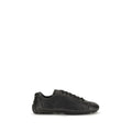 Chaussures basses Prada en cuir d'agneau noir, sneakers low top élégants avec détails sophistiqués.