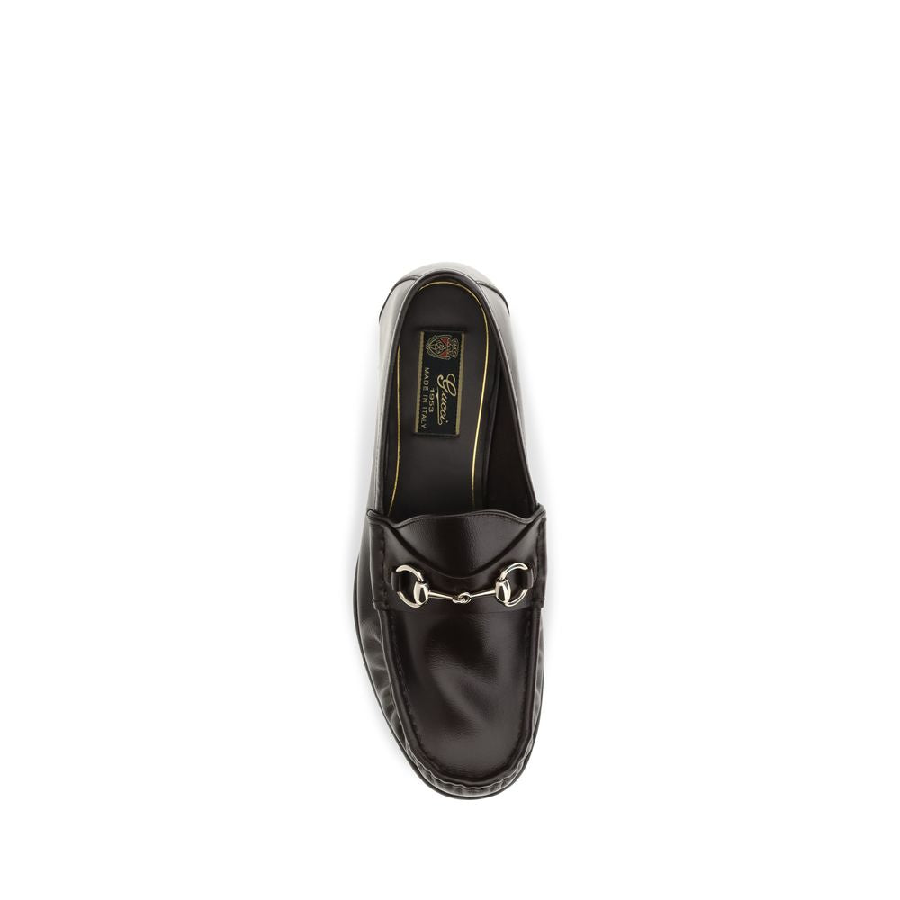 Chaussures Gucci en cuir de veau marron Bos Taurus, mocassins à enfiler élégants pour homme, vue de face.