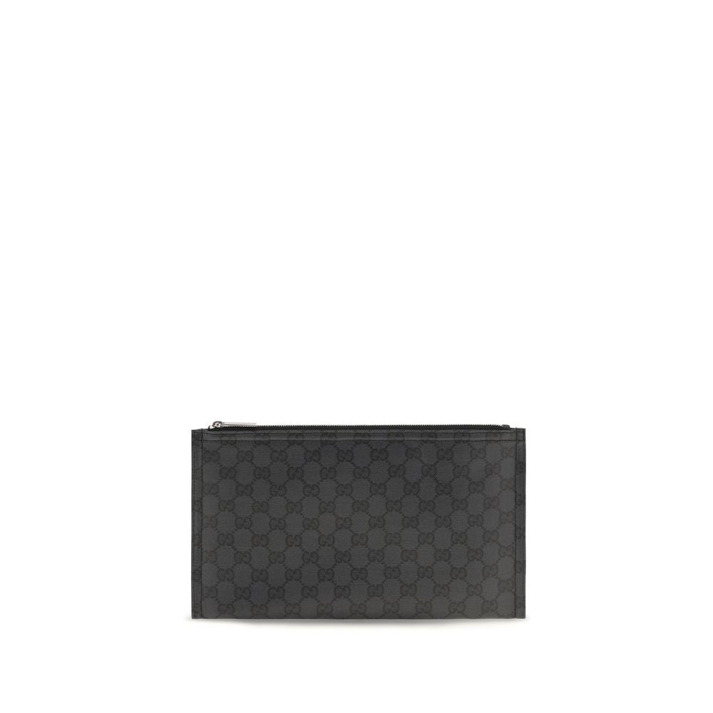 Sac clutch noir en tissu Gucci, élégant et sophistiqué, avec détails de marque visibles.