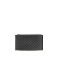 Sac clutch noir en tissu Gucci, élégant et sophistiqué, avec détails de marque visibles.
