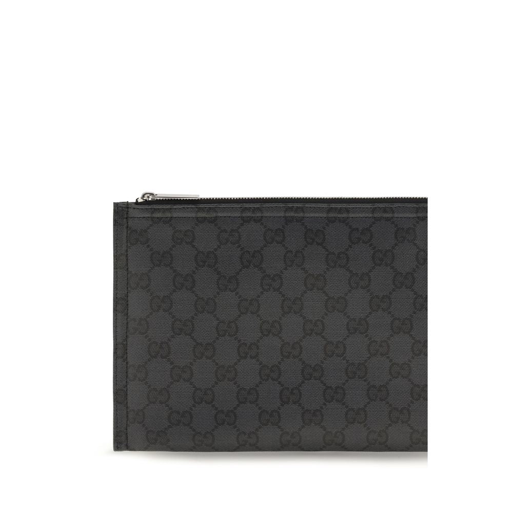 Sac clutch en tissu noir Gucci, élégant et sophistiqué, avec détails de marque visibles sur le devant.
