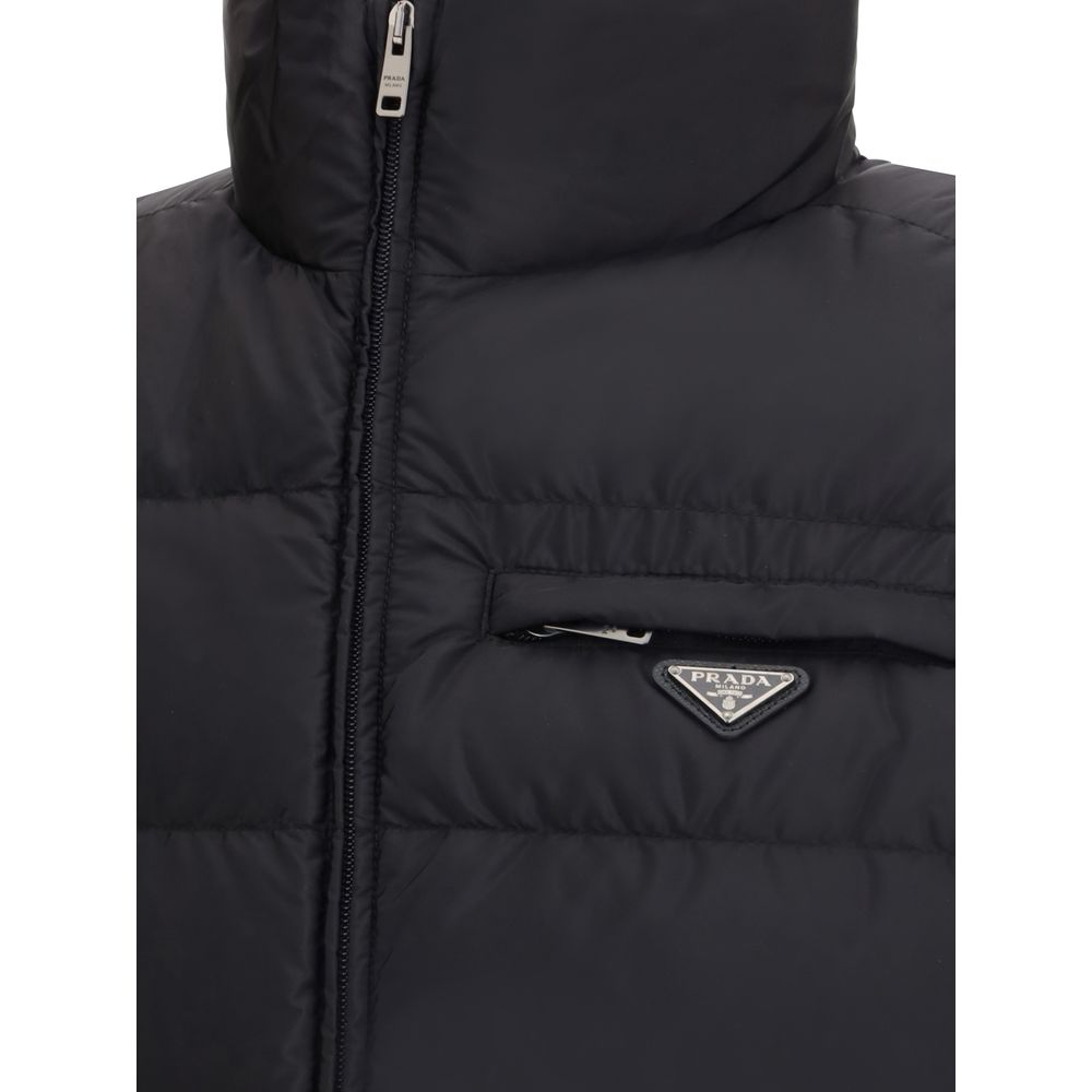 Veste sans manches Prada en polyamide recyclé noir, style moderne et écologique, visible avec fermeture éclair et col montant.