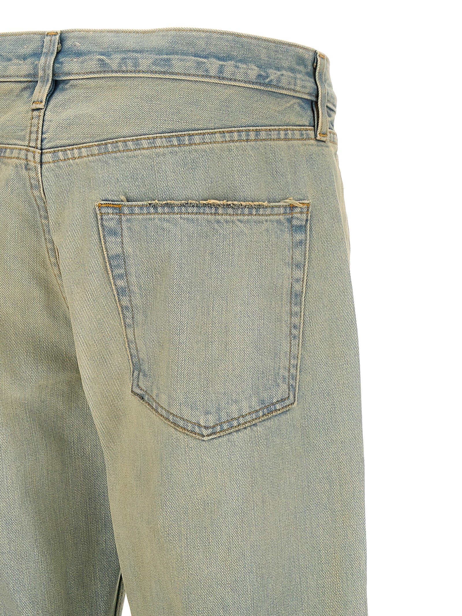 Jeans droits en coton bleu Fear Of God, style classique, visibles sur une mannequin.