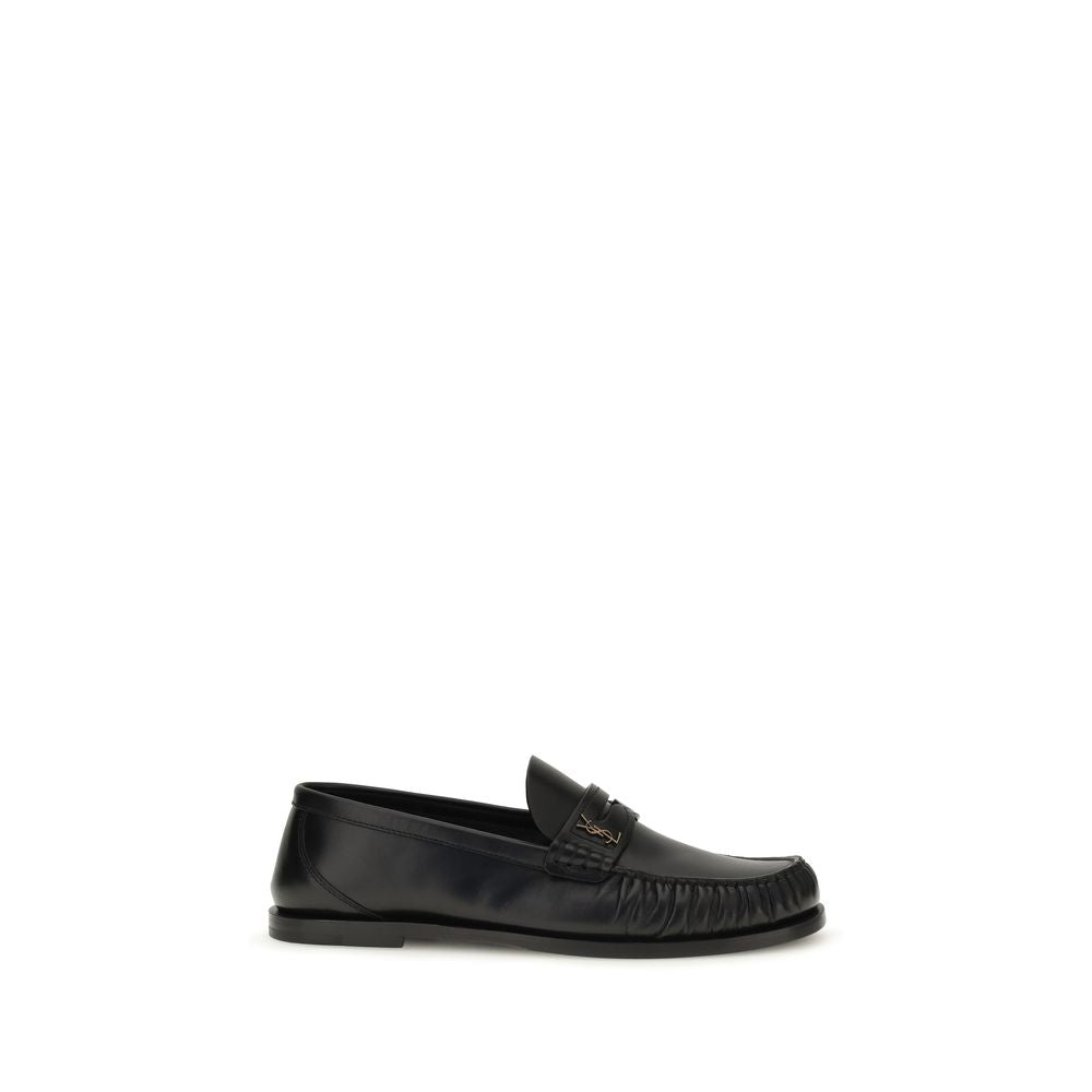 Chaussures à enfiler Saint Laurent Bos Taurus en cuir de veau noir, loafers élégants pour homme, vue de côté sur fond blanc
