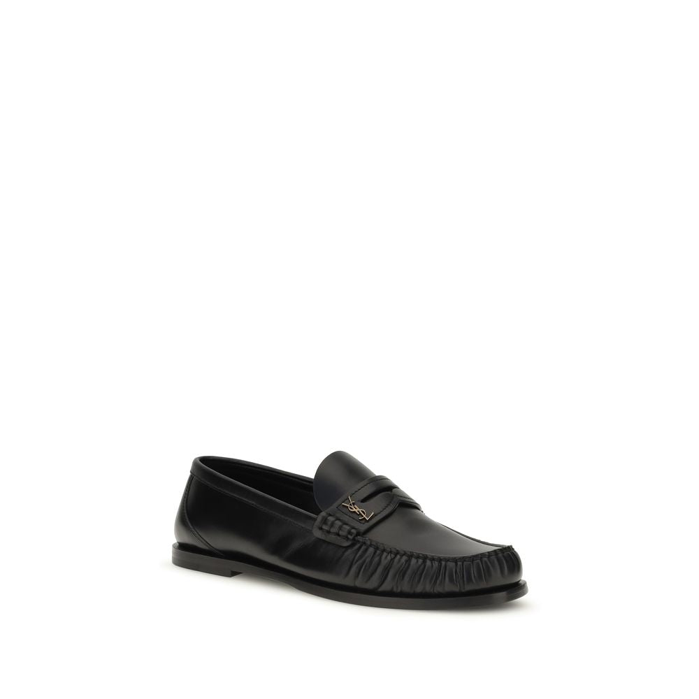 Mocassins Saint Laurent en cuir de veau noir Bos Taurus, chaussons à enfiler élégants et sophistiqués pour homme.