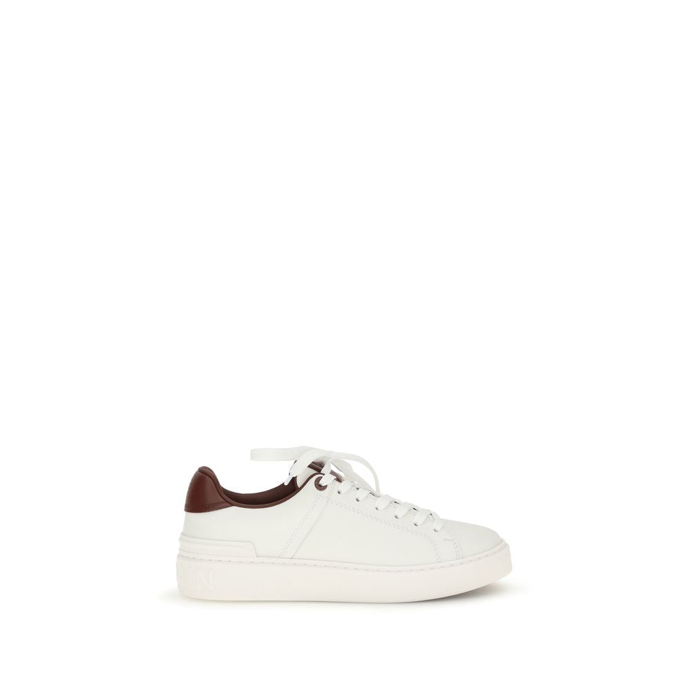 Sneakers athlètes Balmain en cuir de veau blanc Bos Taurus, avec design moderne et détails élégants.