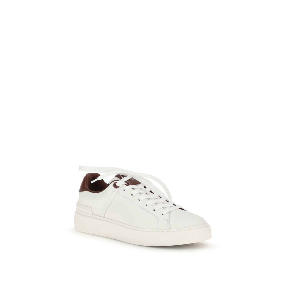 Chaussures Balmain Bos Taurus en cuir de veau blanc, baskets sportives élégantes avec détails modernes.