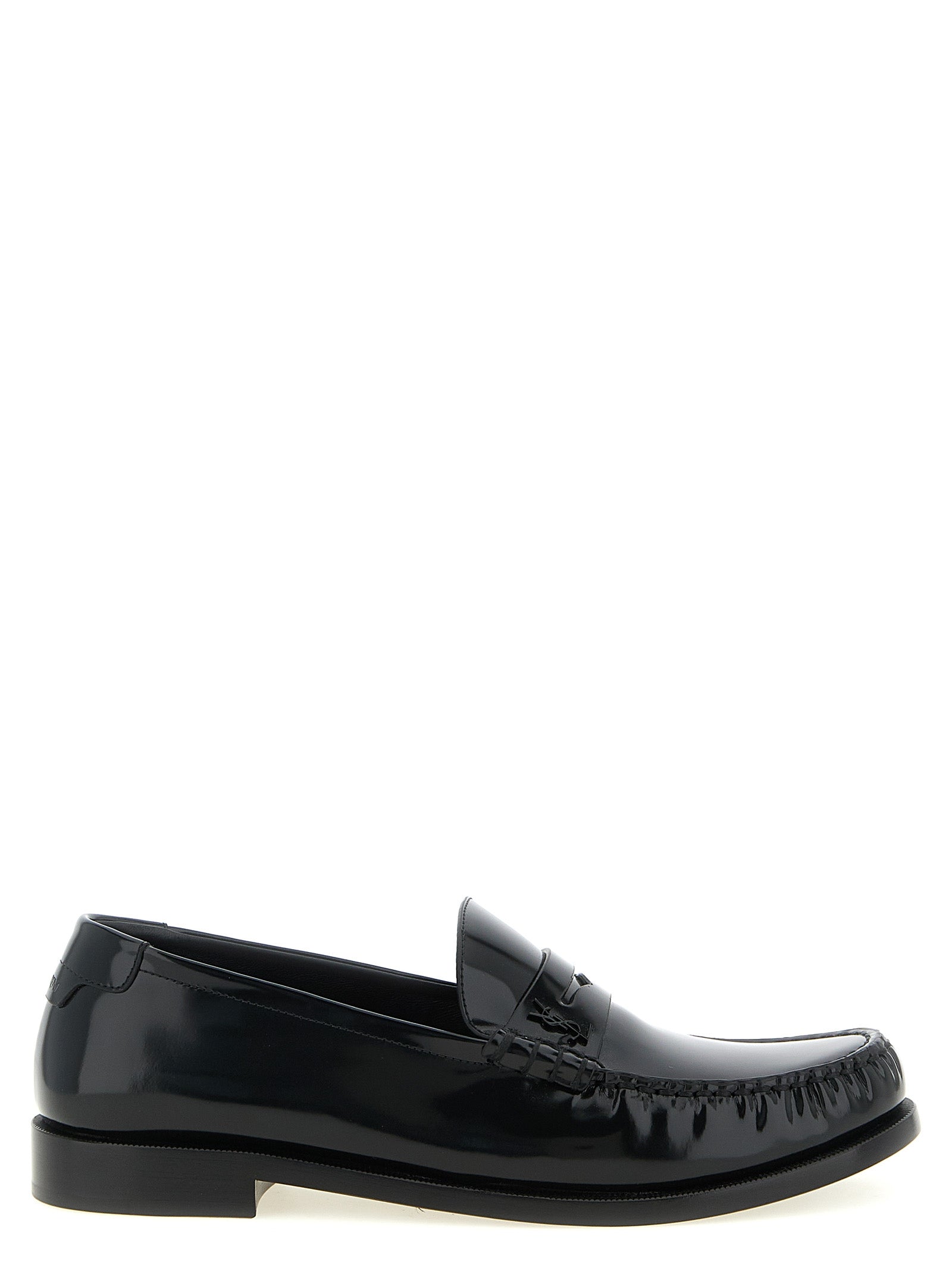 Mocassins Saint Laurent en cuir de veau noir à enfiler, élégants et classiques, pour homme ou femme.