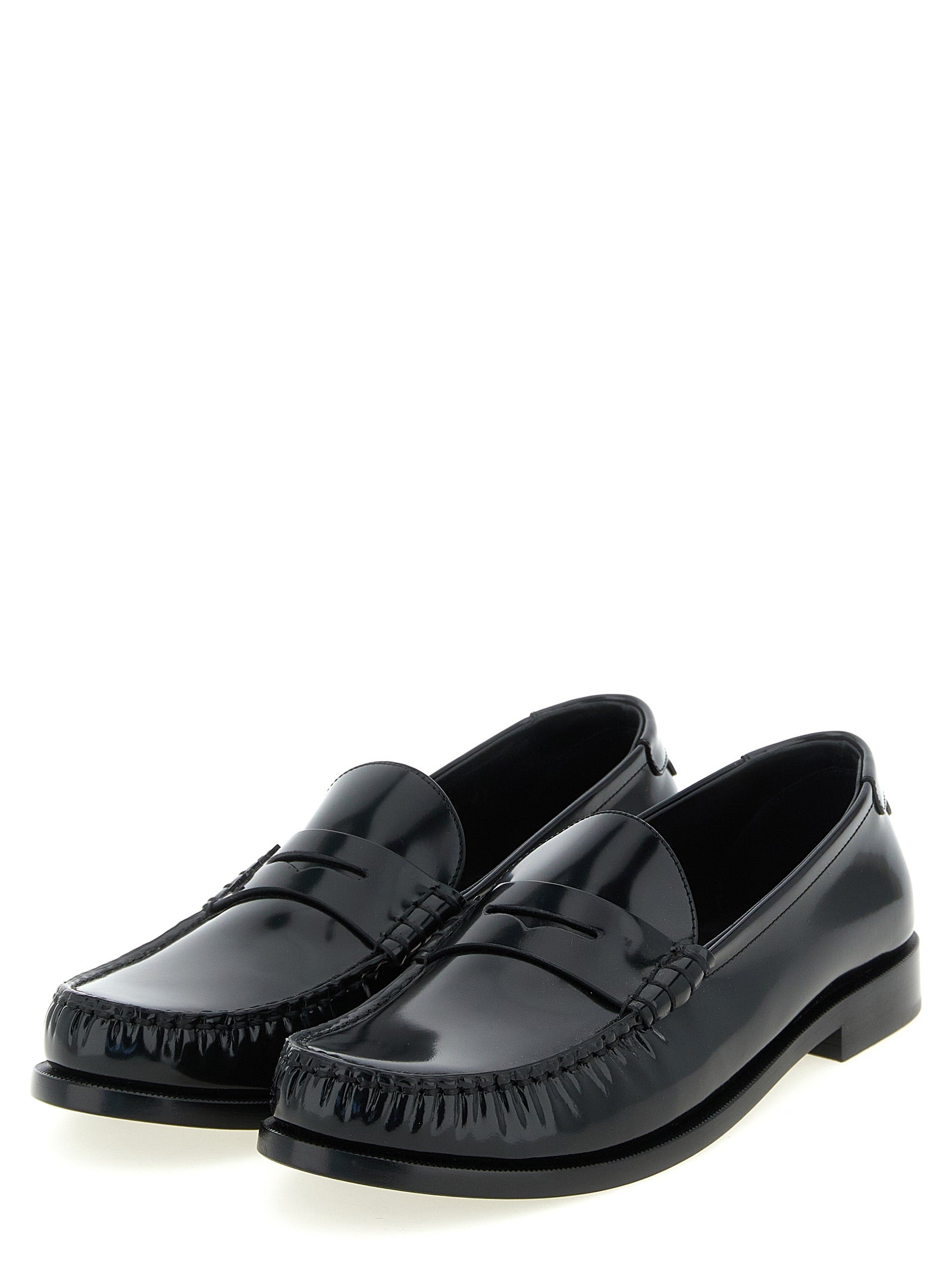 Mocassins Saint Laurent en cuir de veau noir, chaussures slip-on élégantes pour homme, vue de face sur fond neutre.