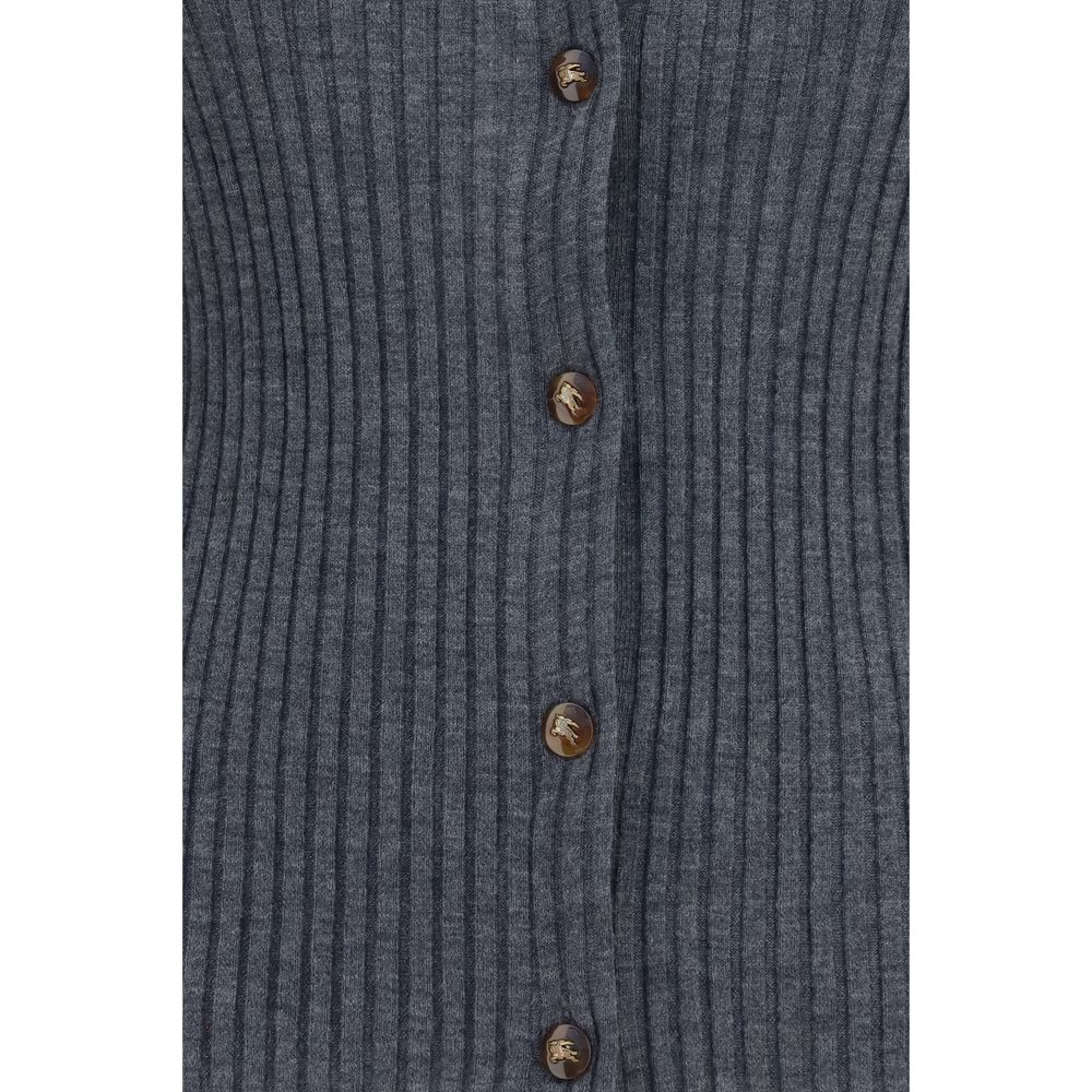 Cardigan en cachemire gris de Burberry, doux et élégant, porté sur un mannequin dans une ambiance neutre.