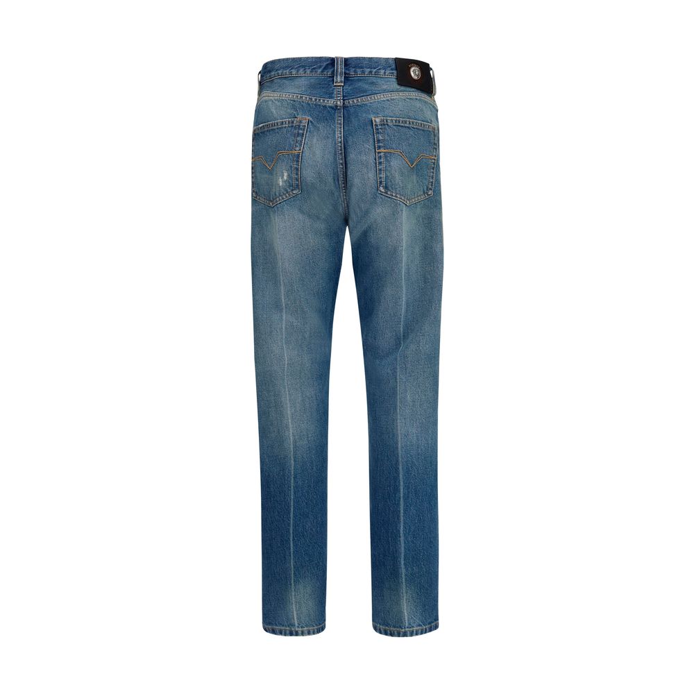 Jeans droits en coton bleu de la marque Versace, mode élégante et sophistiquée.