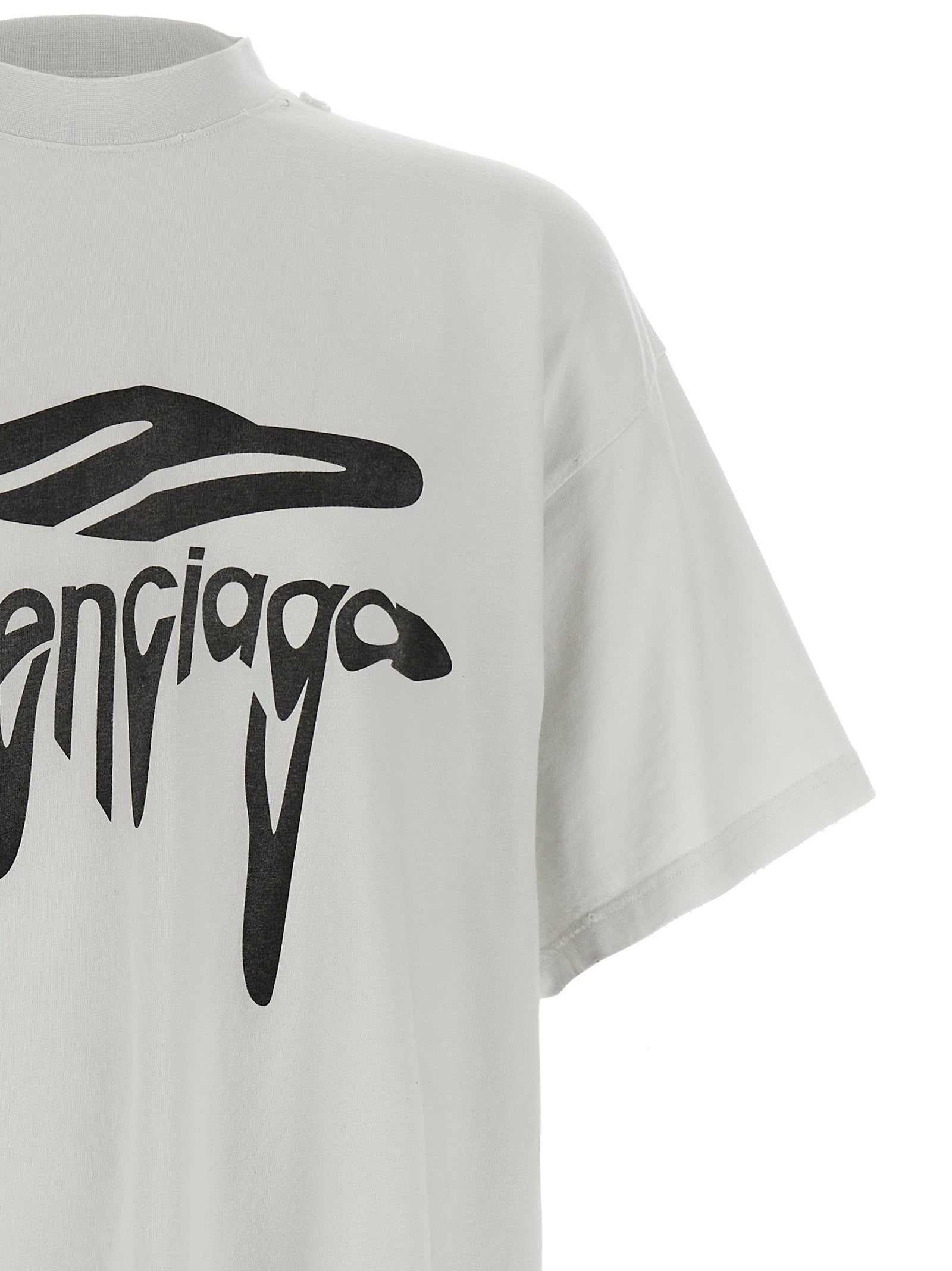 T-shirt blanc en coton de Balenciaga, vêtement décontracté avec logo discret, porté par un mannequin.