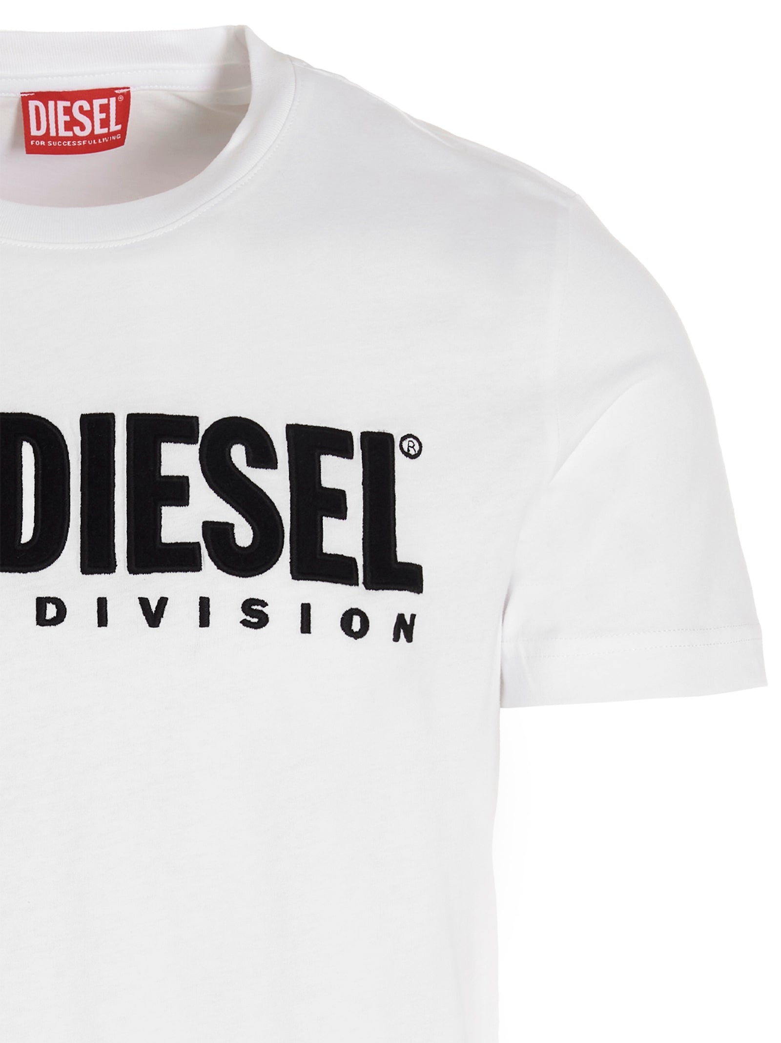 T-shirt blanc en coton de la marque Diesel, coupe classique avec logo Diesel visible sur le devant.