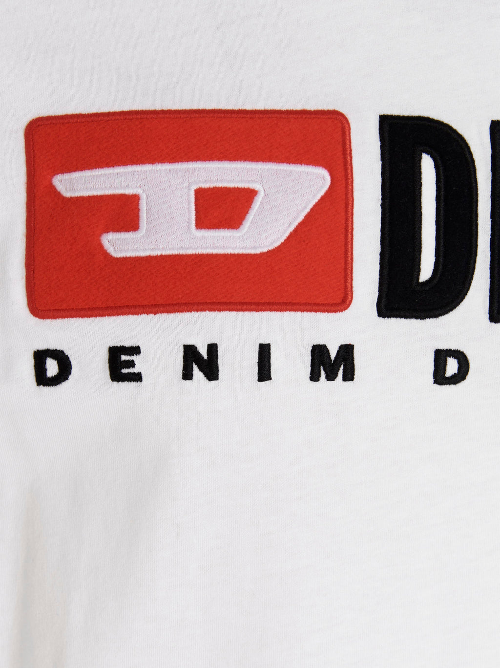 T-shirt blanc en coton Diesel, coupe classique, détail simple, porté sur mannequin, fond neutre.