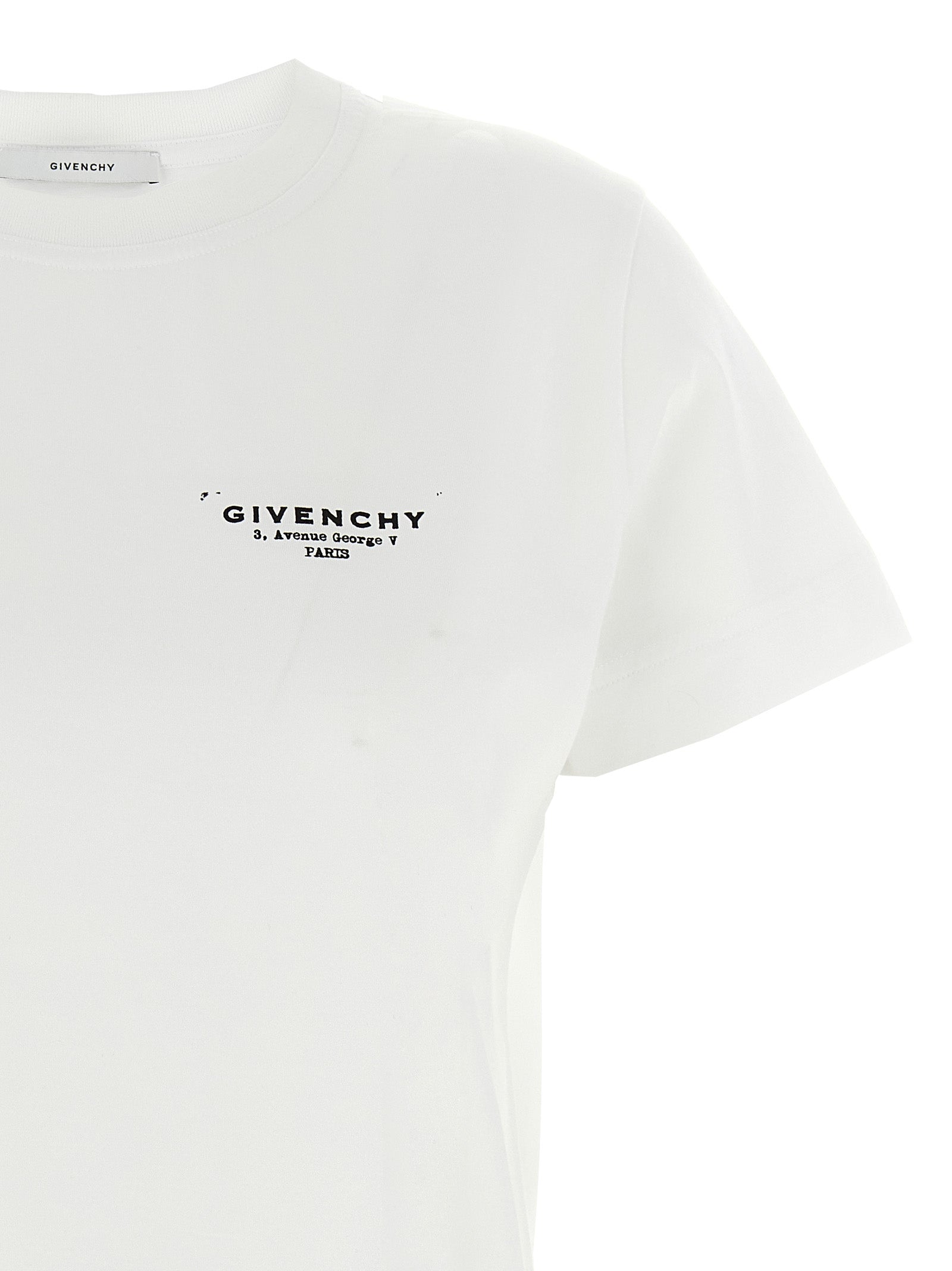T-shirt en coton bicolore Givenchy, coupe classique, avec logo discret, porté sur mannequin.