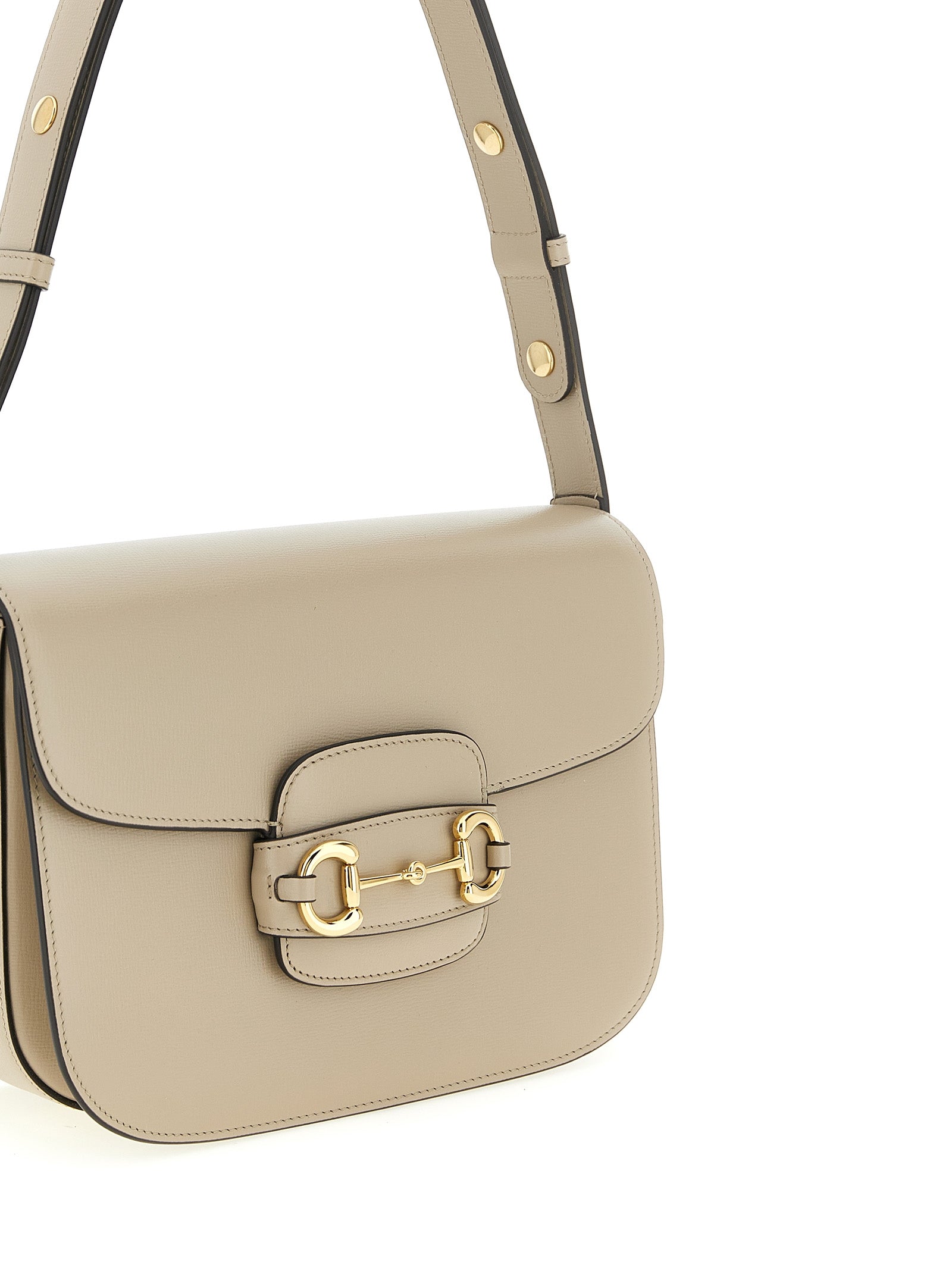 Sac à épaule Gucci en cuir de veau beige, avec détails élégants et bandoulière réglable.