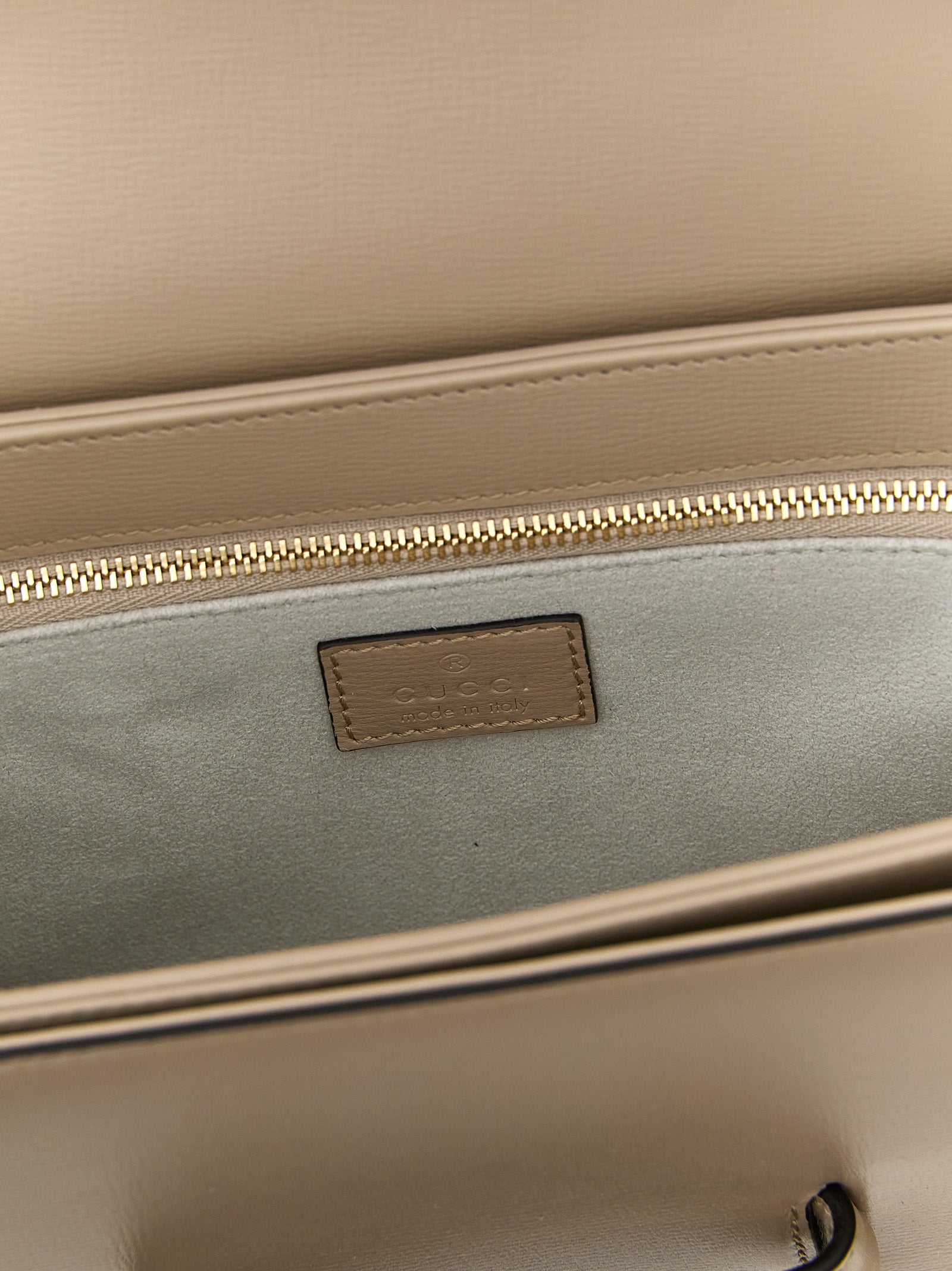 Sac à épaule Gucci en cuir de veau beige avec détails élégants, parfait pour un style sophistiqué et tendance.