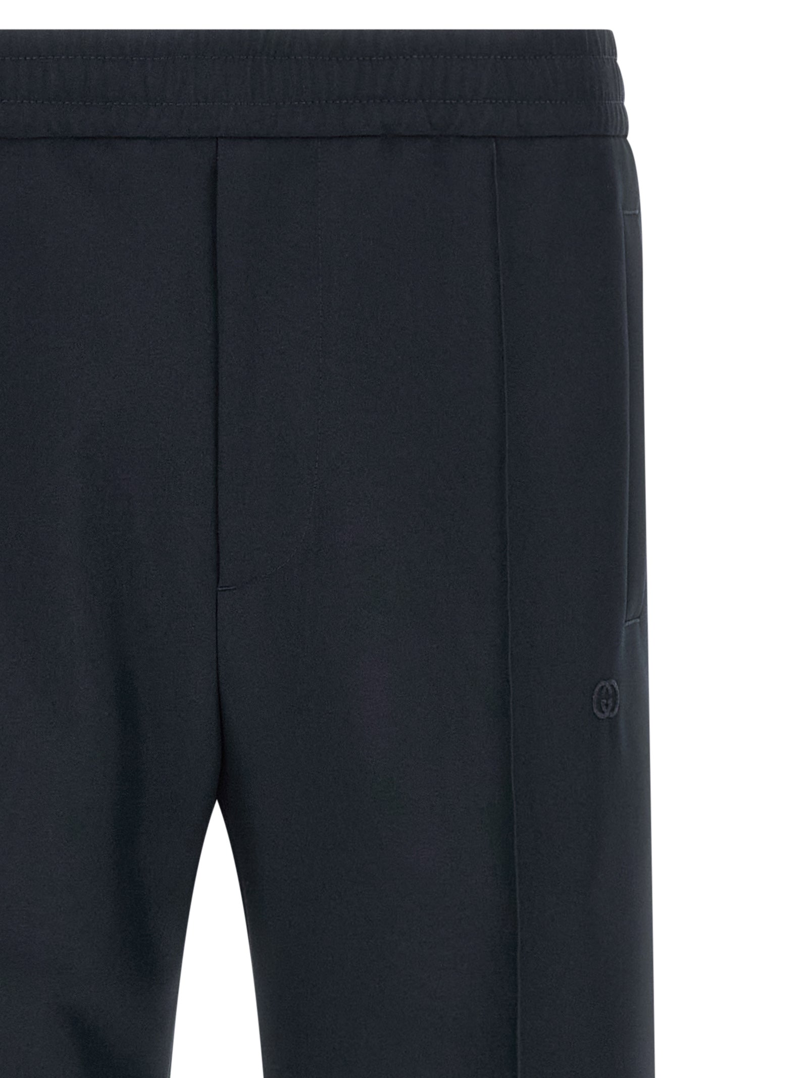 Pantalon décontracté en polyester bleu de Gucci, coupe confortable et style casual, visible avec ceinture et poches.