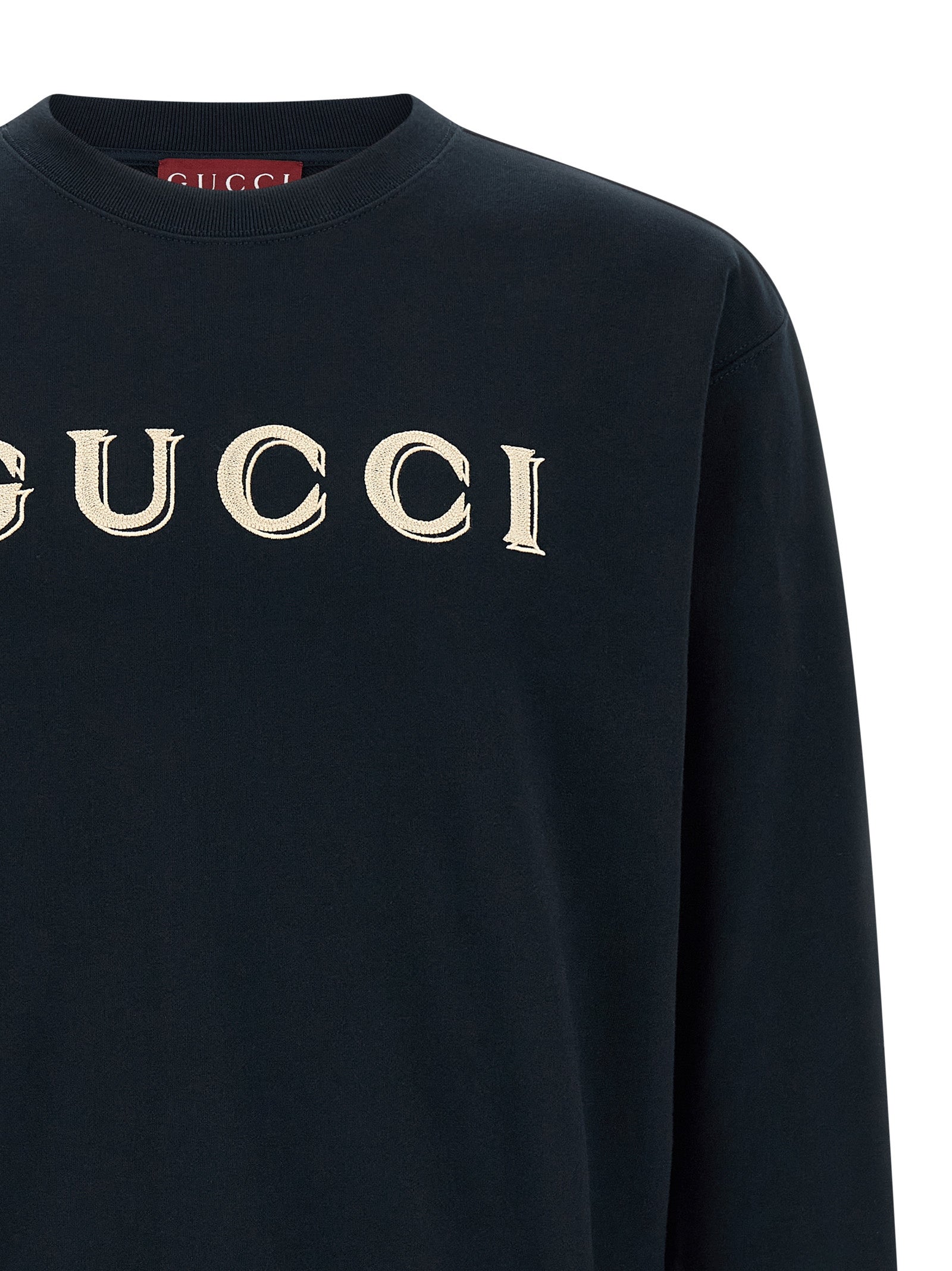 Sweat-shirt en coton bleu de Gucci, style décontracté avec logo Gucci visible, porté par un modèle.