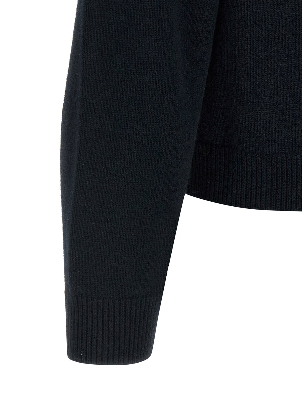 Cardigan en laine bleue Gucci, style élégant avec logo Gucci sur la poitrine, porté sur un mannequin.