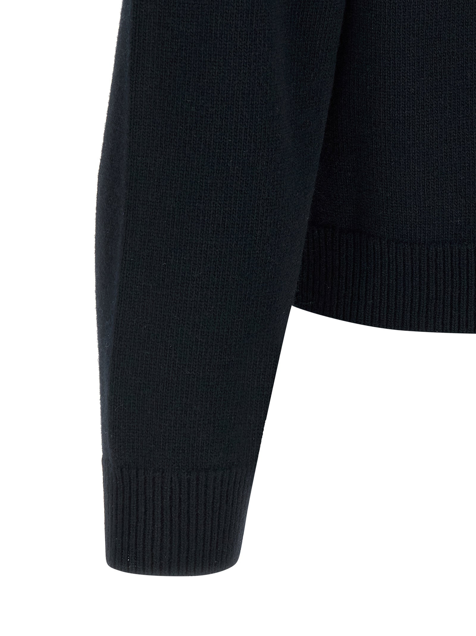 Cardigan en laine bleue Gucci, style élégant avec logo Gucci sur la poitrine, porté sur un mannequin.