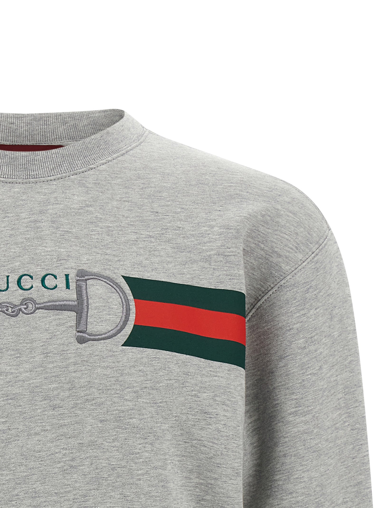 Sweatshirt en coton gris de Gucci, style décontracté, avec logo Gucci visible, porté sur un mannequin.