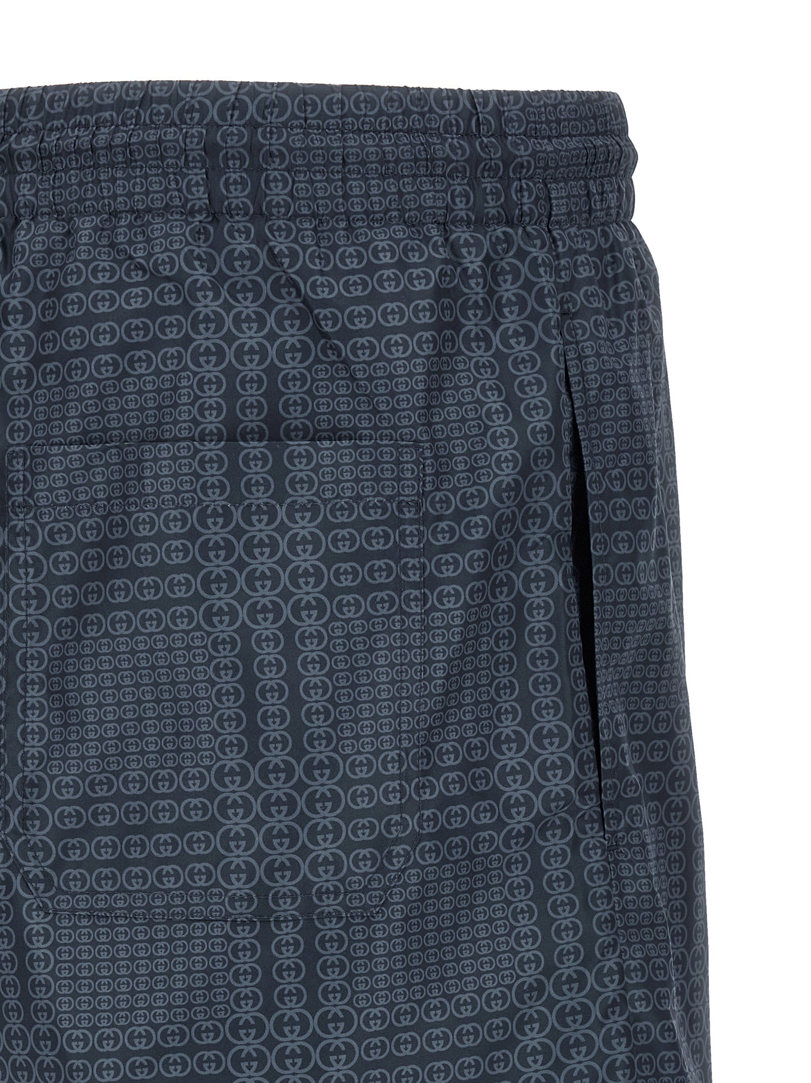 Shorts de bain en polyester bleu de Gucci, style décontracté avec logo Gucci visible, parfait pour la plage ou la piscine.