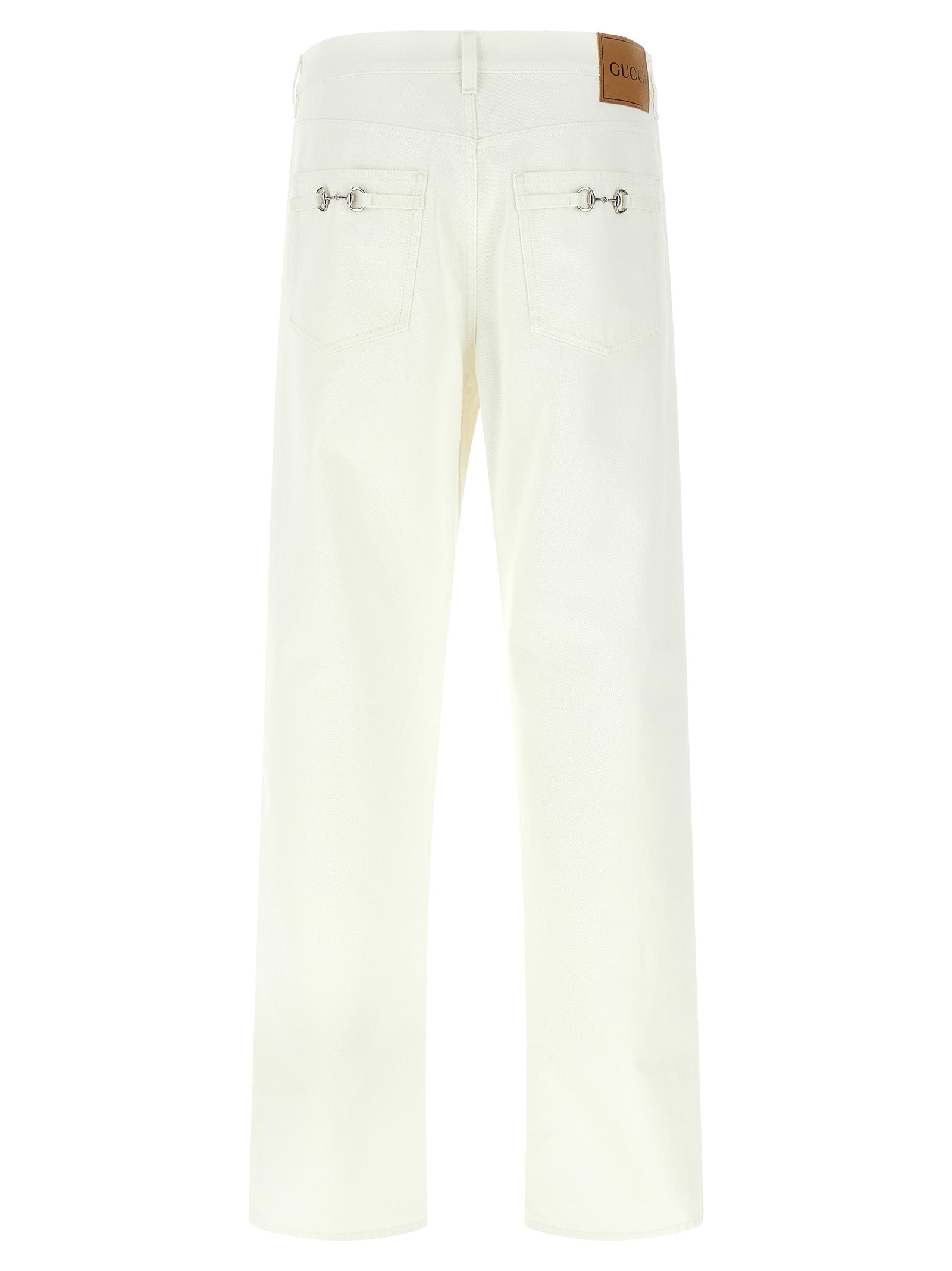 Jeans droits en coton blanc de Gucci, style classique, avec ceinture et poches, vue de face.