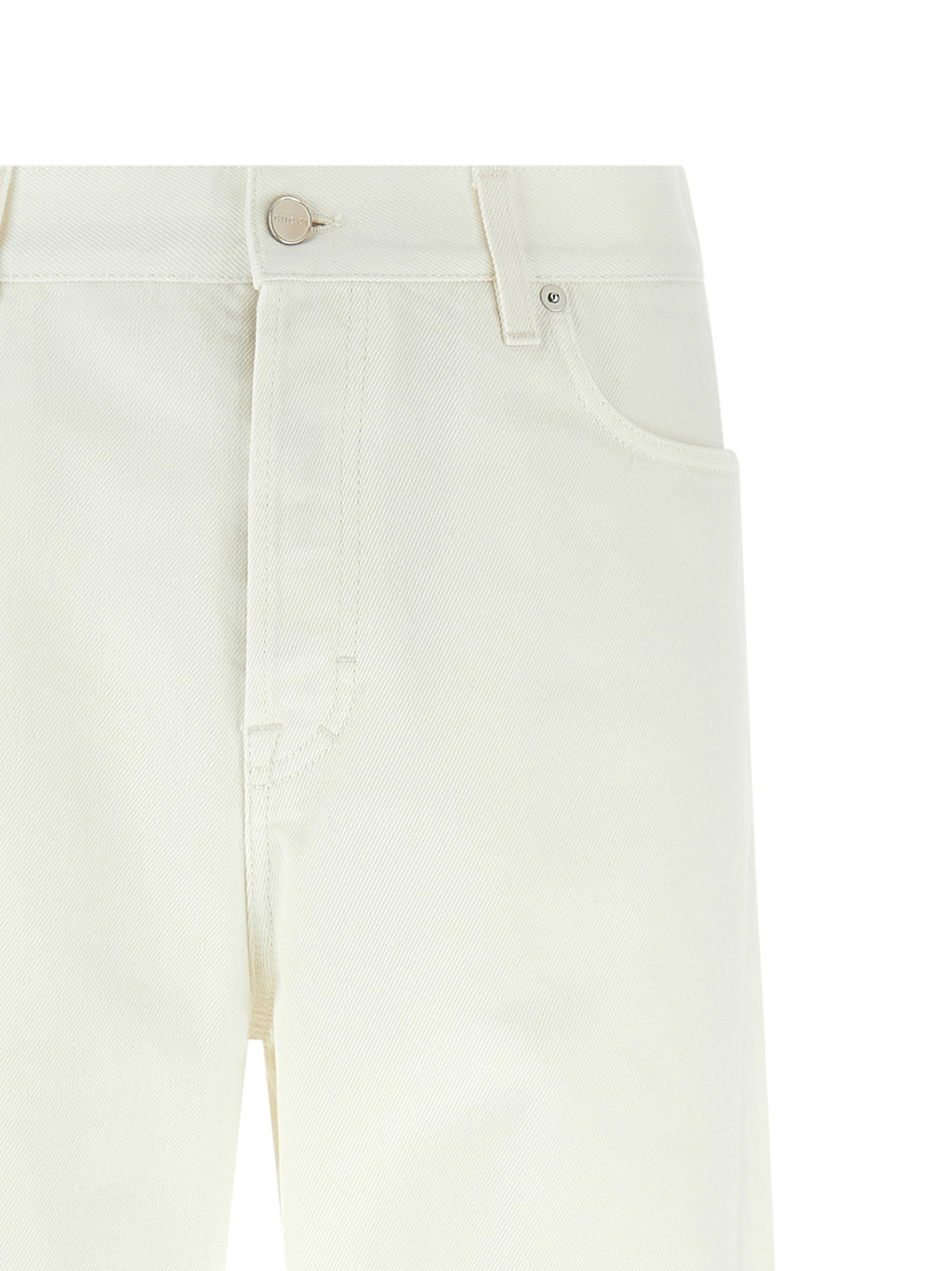 Jeans droits en coton blanc de Gucci, denim épais avec détails de couture, porté sur un mannequin.