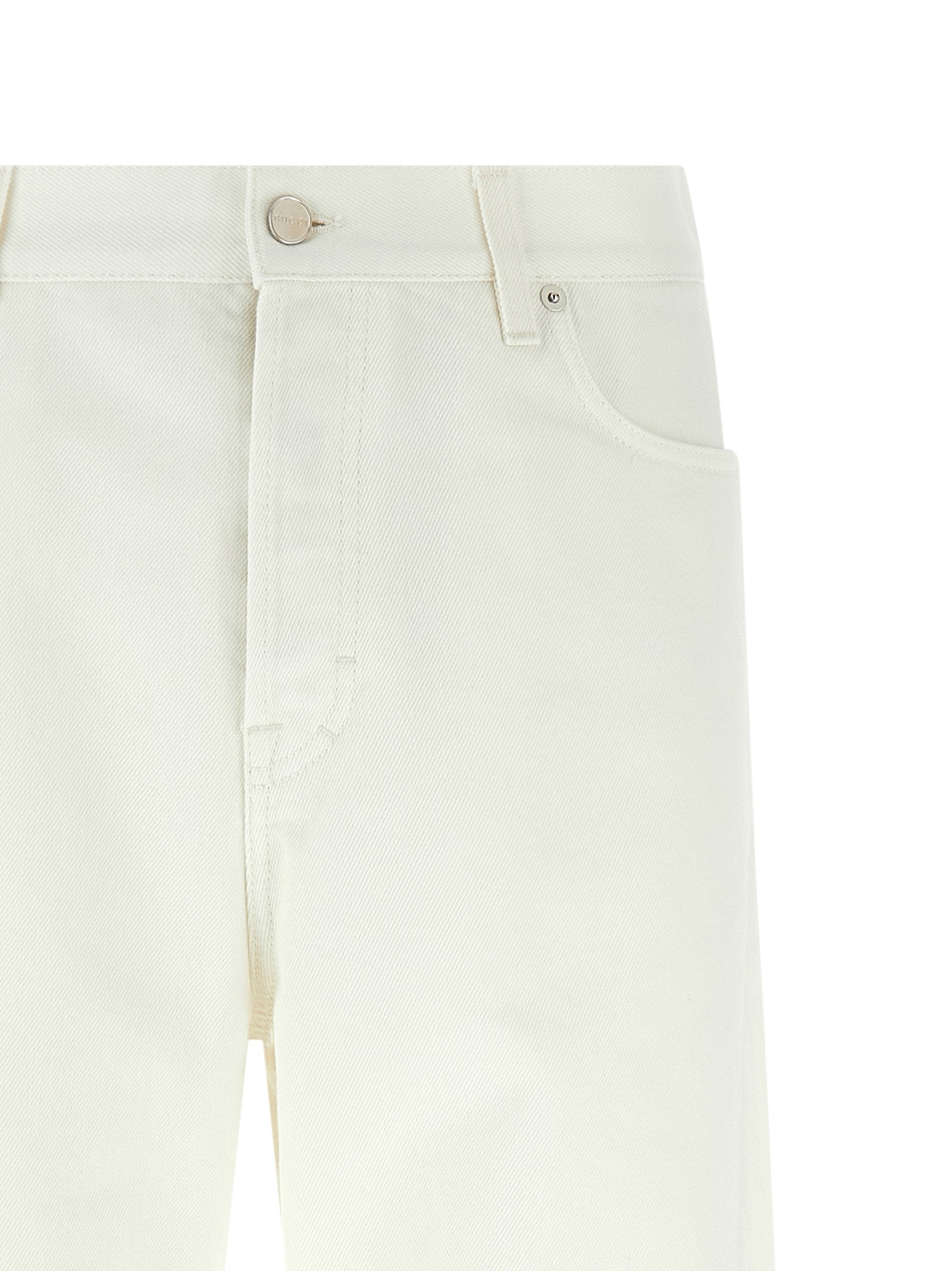 Jeans droits en coton blanc de Gucci, denim épais avec détails de couture, porté sur un mannequin.