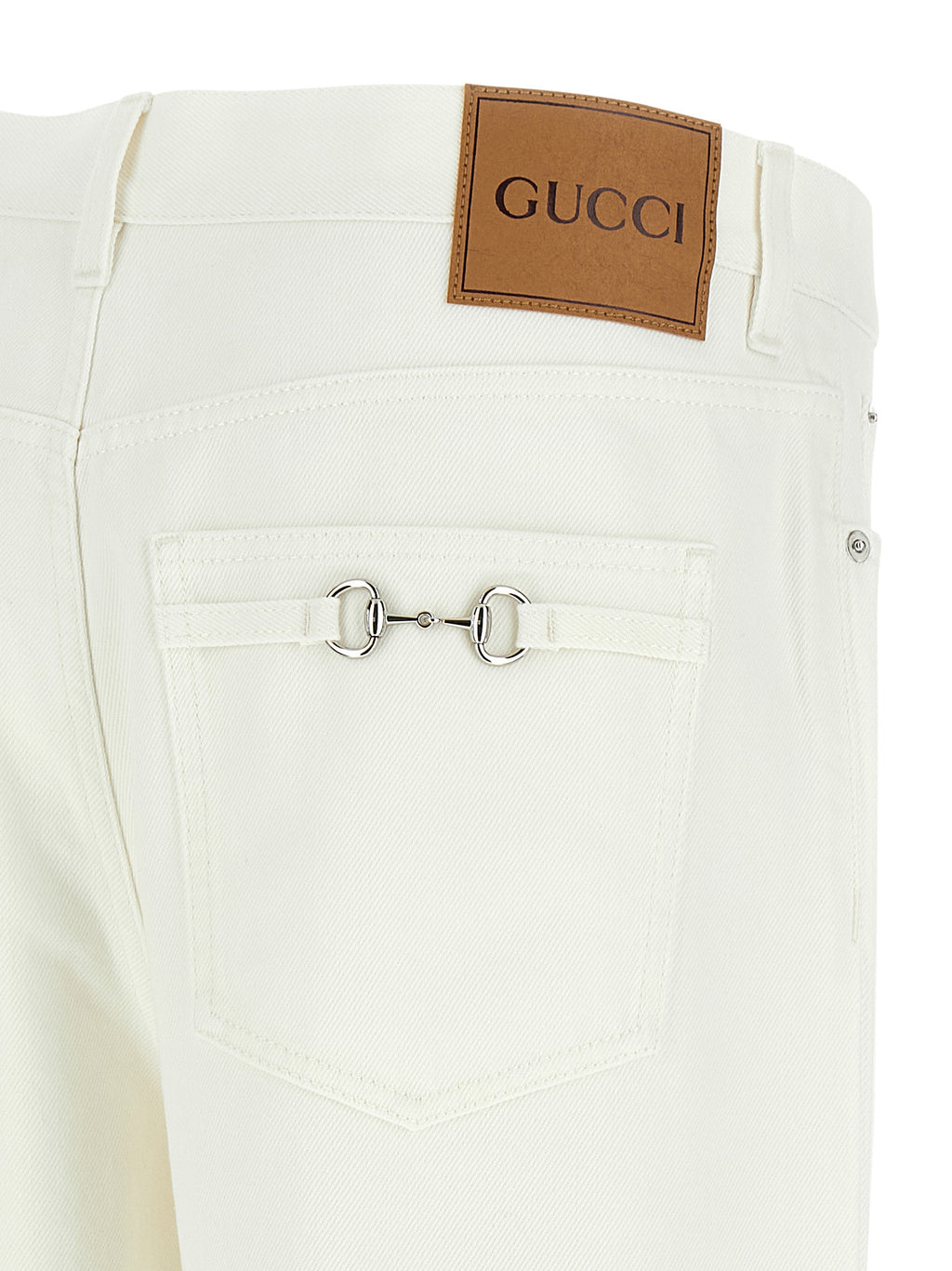 Jean droit en coton blanc de Gucci, style décontracté, avec détails classiques, visible sur un mannequin.