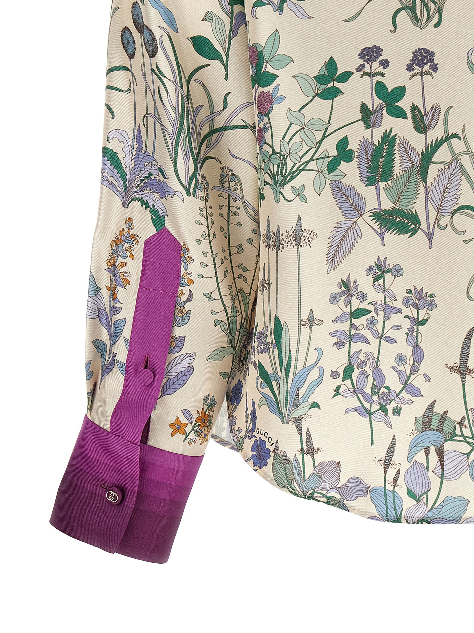 Blouse en soie multicolore Gucci avec motif élégant, manches longues et coupe fluide, sur fond blanc.