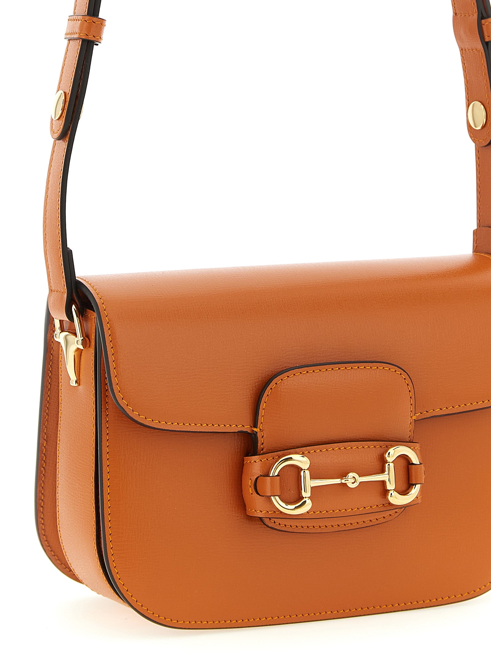 Sac à bandoulière en cuir de veau orange de Gucci, élégant et tendance, avec détails de la marque visible.