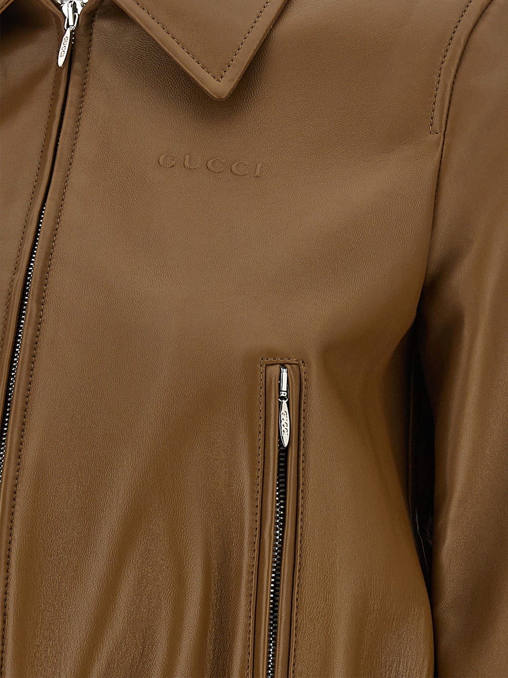 Veste en cuir d'agneau beige Gucci, veste élégante pour femme ou homme, en gros plan sur la texture du cuir et les détails de la veste.