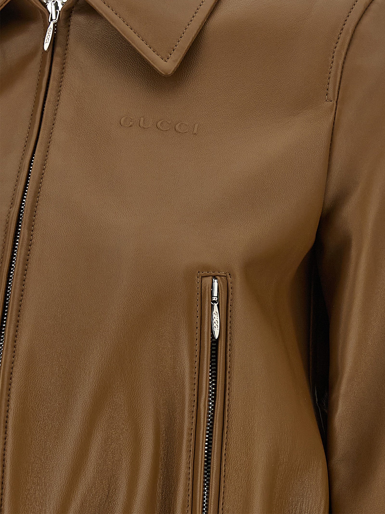 Veste en cuir d'agneau beige Gucci, veste élégante pour femme ou homme, en gros plan sur la texture du cuir et les détails de la veste.