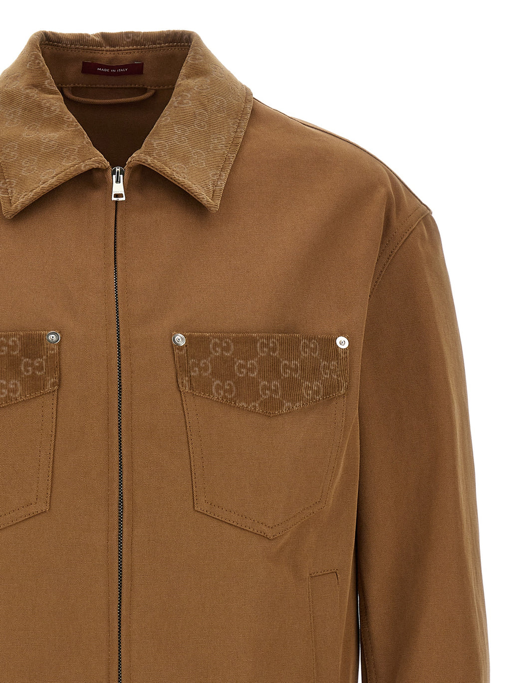 Veste longue en coton marron de Gucci, vue en gros plan, avec détails de couture et fermeture éclair visible.