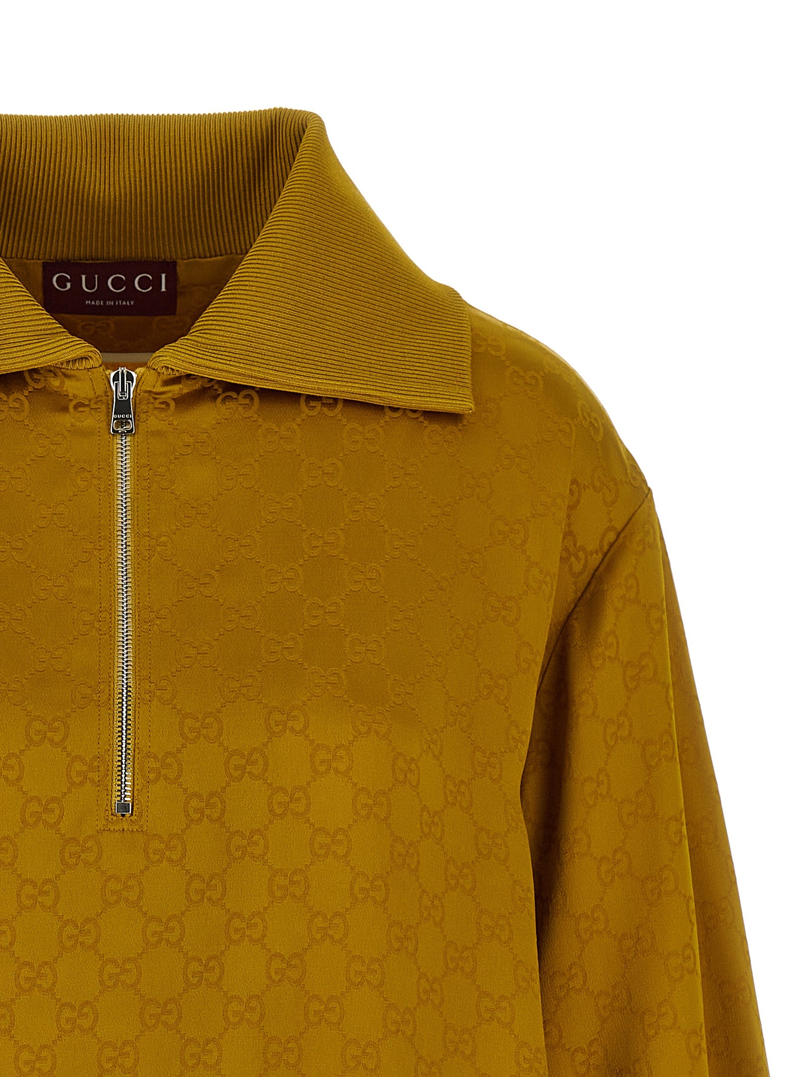 Cardigan bicolore en viscose de Gucci avec boutons, porté sur un mannequin, mettant en valeur le style élégant et les couleurs vives.