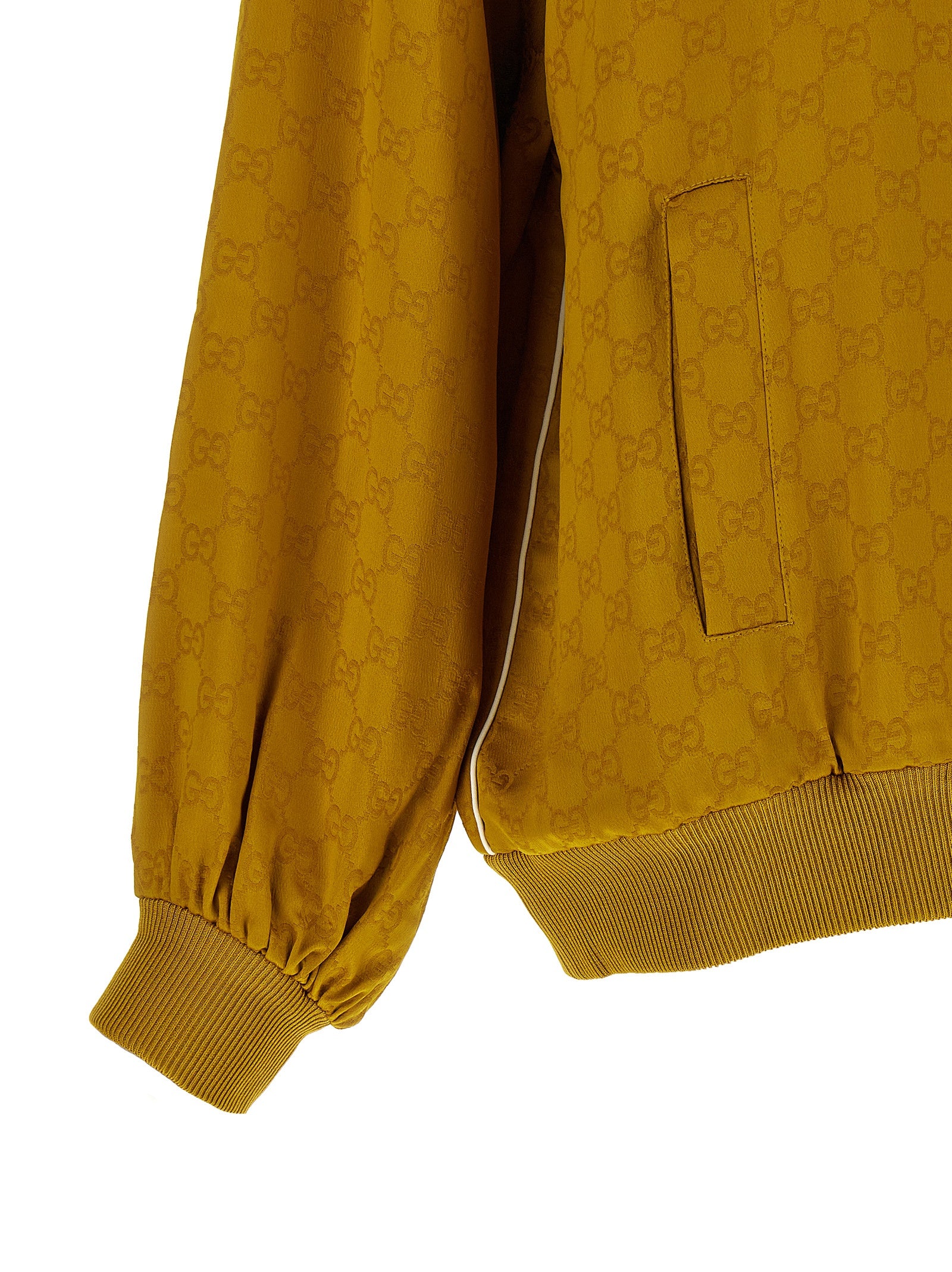 Cardigan bicolore en viscose de la marque Gucci, avec détails colorés et style élégant, porté ou posé sur un fond neutre.