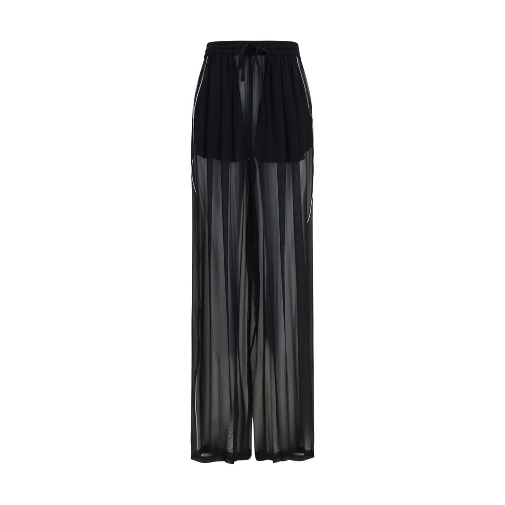 Pantalon décontracté en soie noire de Dolce & Gabbana, coupe élégante et tissu fluide, porté dans une tenue décontractée.