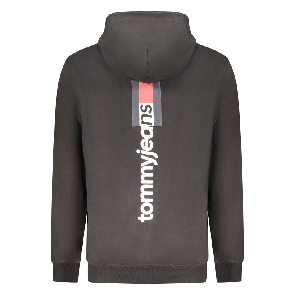 Sweat-shirt pour homme Tommy Hilfiger en coton noir, avec logo discret sur la poitrine, porté sur un fond neutre.